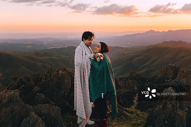 情侣相爱的自然环境与狗和山景图片素材