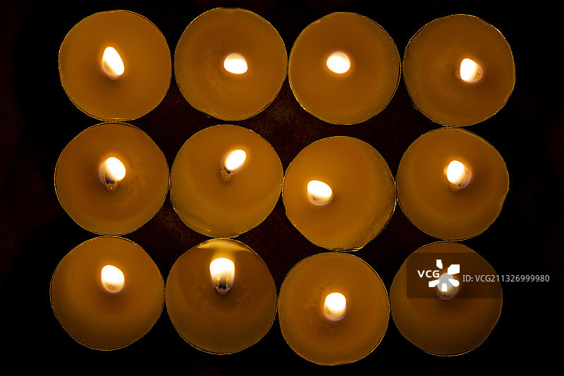 夜里的蜡烛图片素材