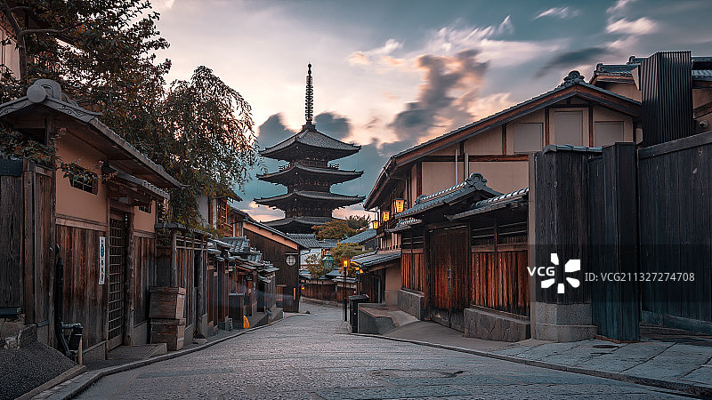 日本京都八坂塔古代街道梦幻落日黄昏，木质建筑文化历史景点图片素材