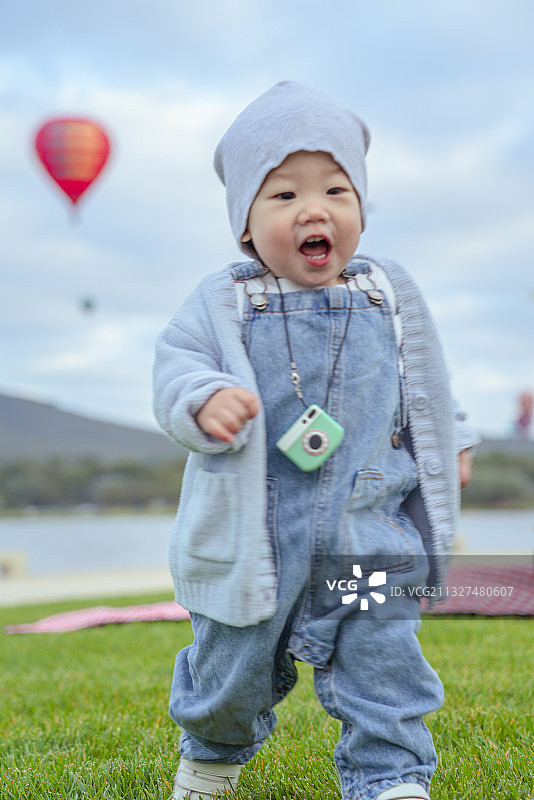 湖畔的快乐男婴与热气球图片素材