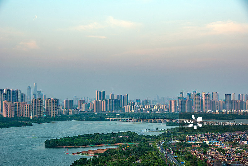 武汉汉阳城市建筑墨水湖风景图片素材