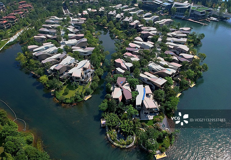 俯瞰四川成都天府新区麓湖的高级别墅区图片素材