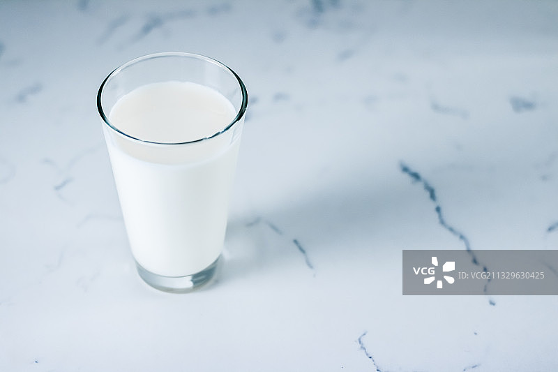 高角度的牛奶在玻璃桌上图片素材