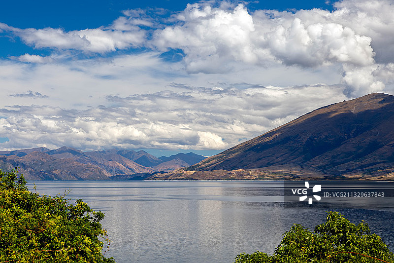 风景优美的湖和山对天空，新西兰图片素材