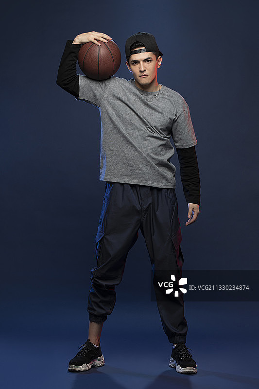 时尚的年轻男子打篮球图片素材