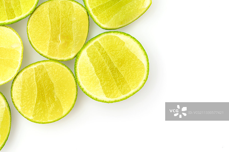 特写的柠檬片在白色的背景图片素材
