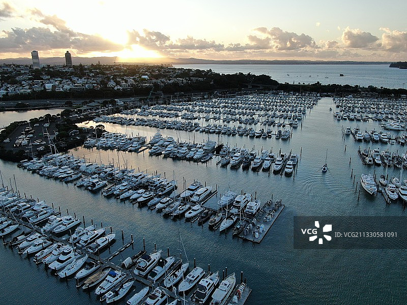 俯瞰日落时停泊在新西兰奥克兰港口的船只图片素材