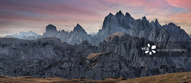意大利，德莱津南，日落时的山脉全景图片素材