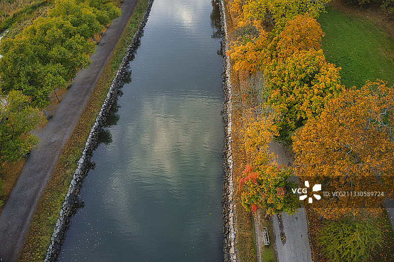 高角度视图的树木湖边，斯德哥尔摩，瑞典图片素材