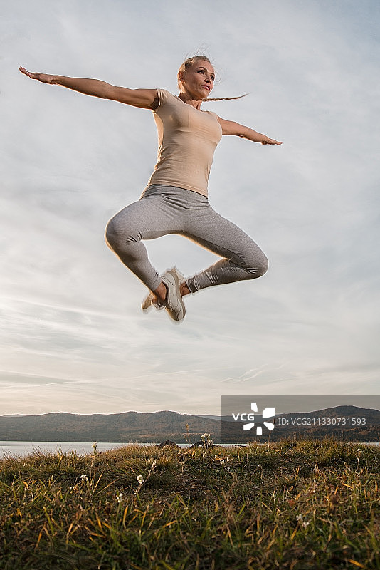 全长女子跳跃在赛场上的天空，俄罗斯图片素材