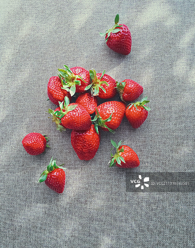 草莓在桌子上的高角度视图图片素材