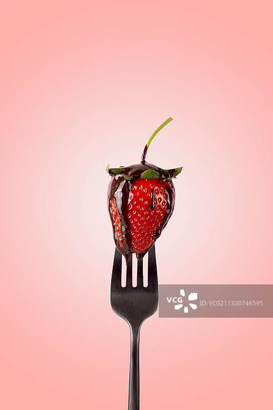 特写草莓对黑色的背景图片素材