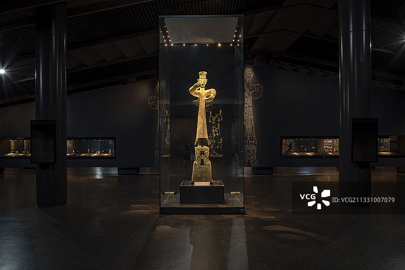 四川三星堆博物馆古代青铜面具图片素材