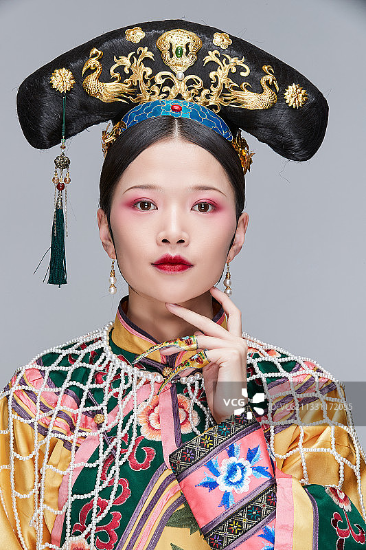 灰色背景下的清代女性古装造型清朝古装图片素材