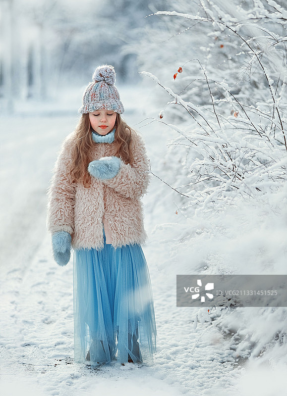 乌克兰，一名女子站在白雪覆盖的田野上图片素材