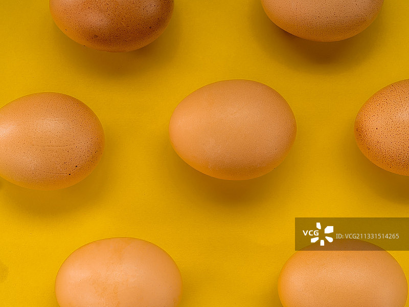 蛋的特写在黄色的背景图片素材