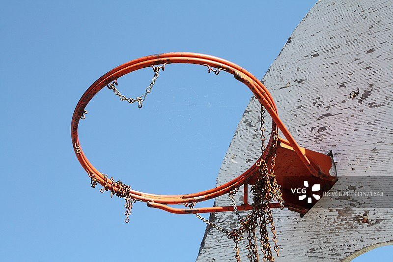 低角度的篮球篮对清澈的蓝天图片素材