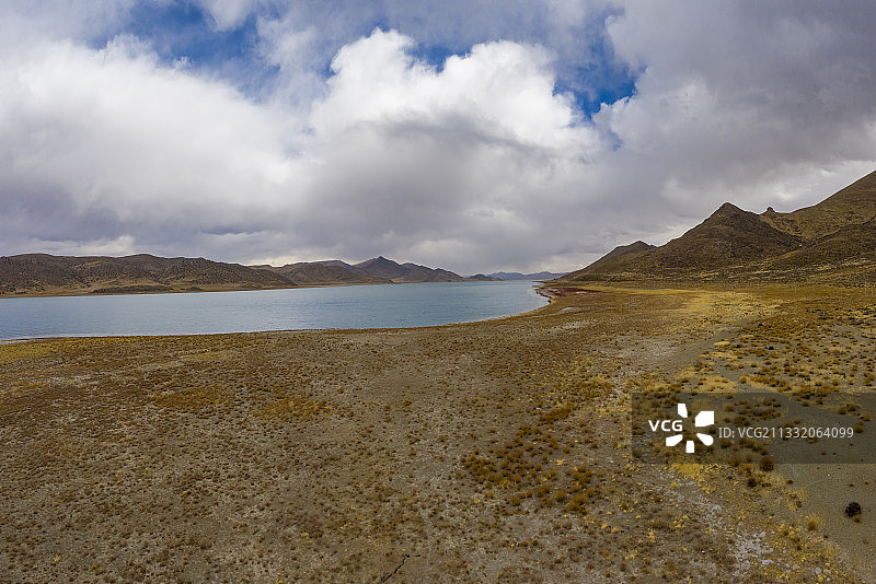 西藏山南：三月中旬行走在圣湖羊卓雍措图片素材