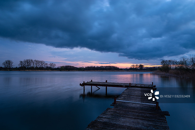 黄昏时分天空映衬下的湖景图片素材