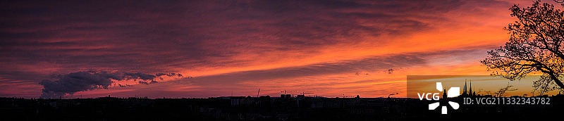 风景的剪影对戏剧性的天空在日落，Kirchberg，卢森堡图片素材