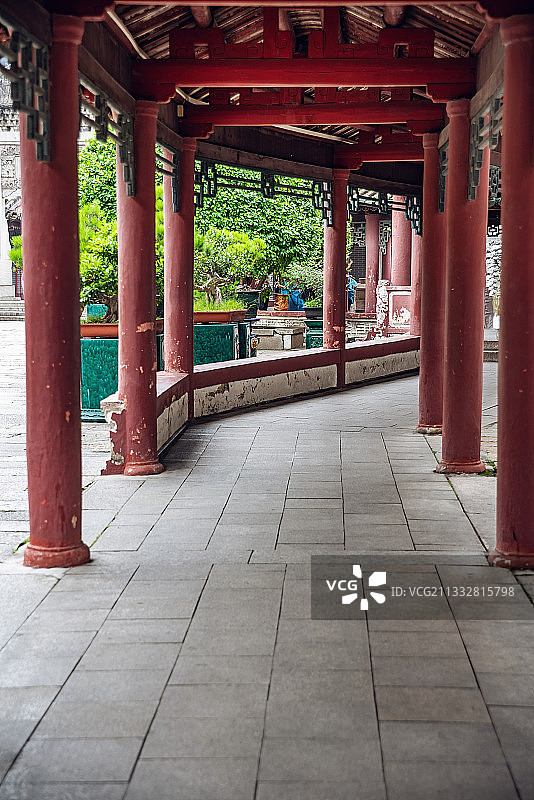 广东省佛山祖庙岭南古建筑庭院走廊的红漆柱子图片素材
