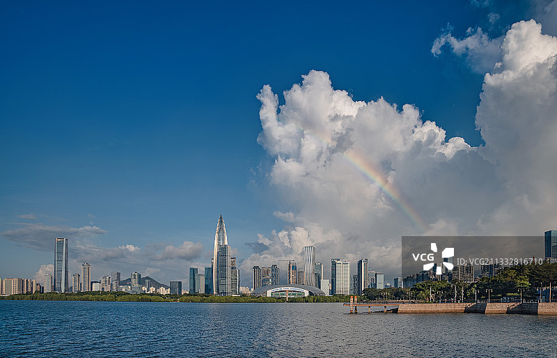 深圳湾蓝天白云下的彩虹图片素材