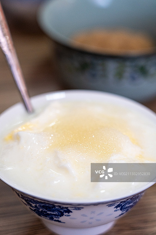 青藏高原青海一碗传统食物酸奶图片素材