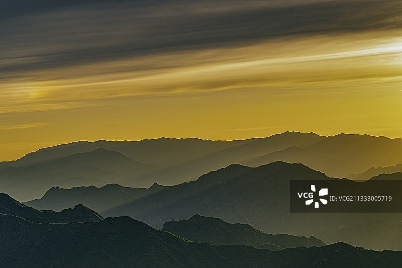日落时天空映衬的山的剪影风景图片素材