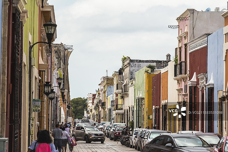 墨西哥尤卡坦半岛坎佩切街道上五颜六色的殖民风格建筑图片素材