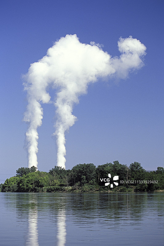 法国卢瓦尔河上的贝尔维尔核电站图片素材