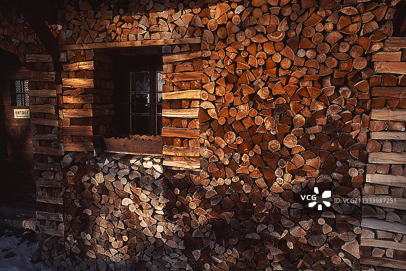 沿山小屋一侧布置的木头图片素材