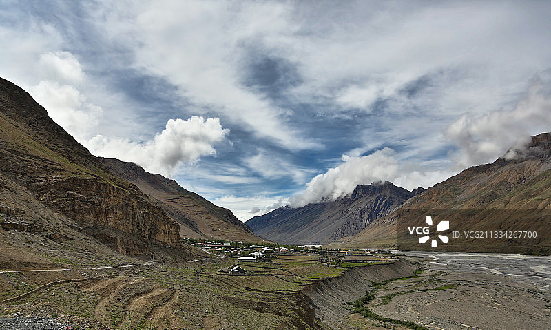 印度喜马偕尔邦喀萨，风景优美，山脉高耸入云图片素材