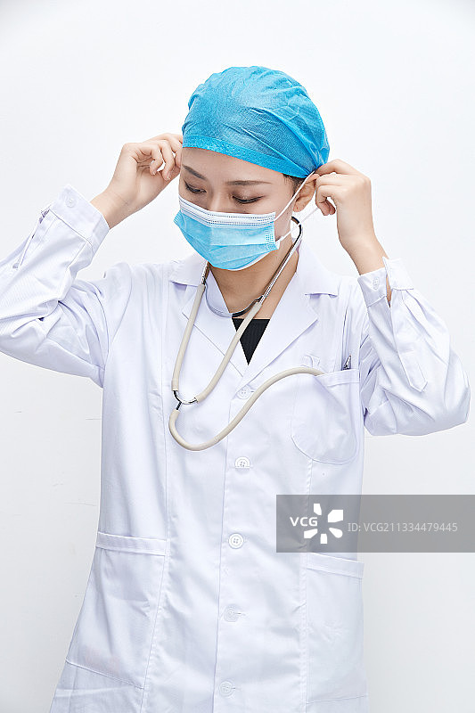 白色背景下的医护人员提示口罩佩戴的重要性图片素材