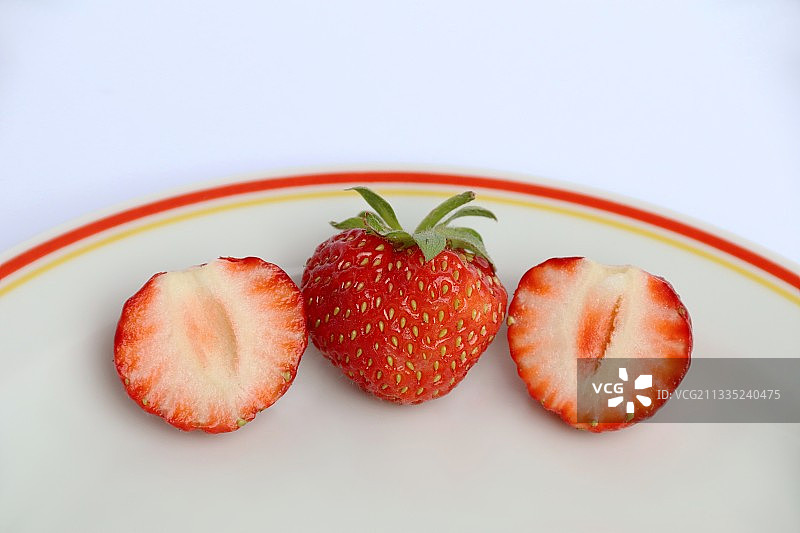 特写草莓在盘子上的白色背景，Gyula，匈牙利图片素材