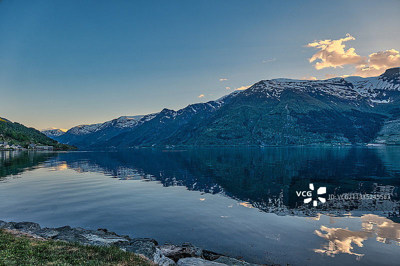 挪威哈丹吉尔湖，白雪皑皑的山峰映衬着天空图片素材