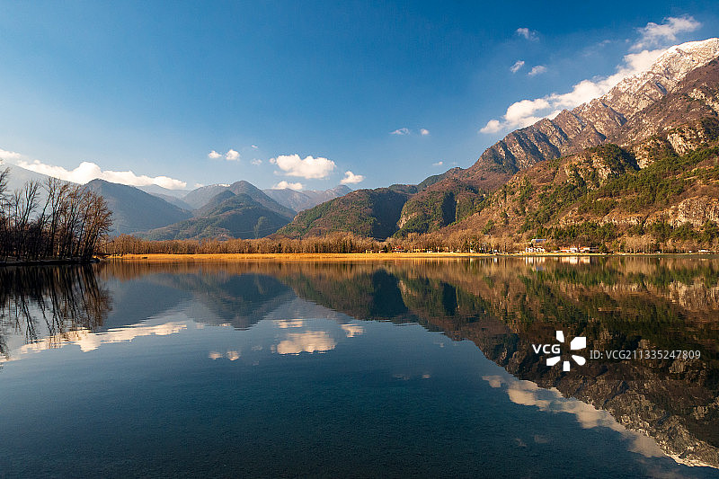 意大利Cavazzo Carnico，风景秀丽的湖，山对天图片素材