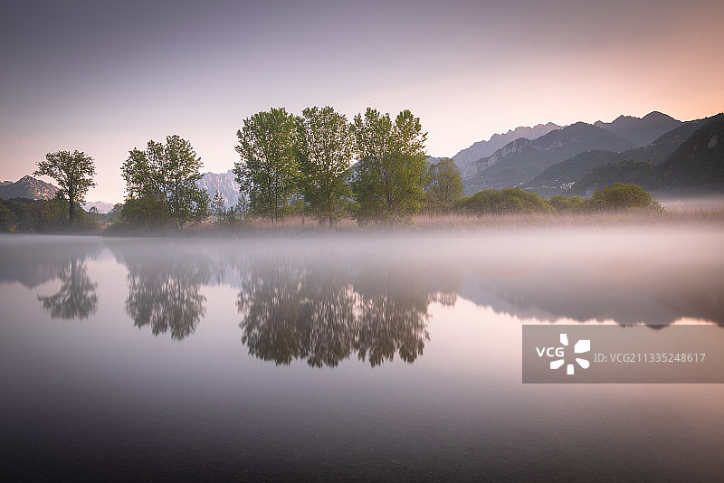 意大利伦巴第亚的艾鲁诺湖日落时的风景图片素材