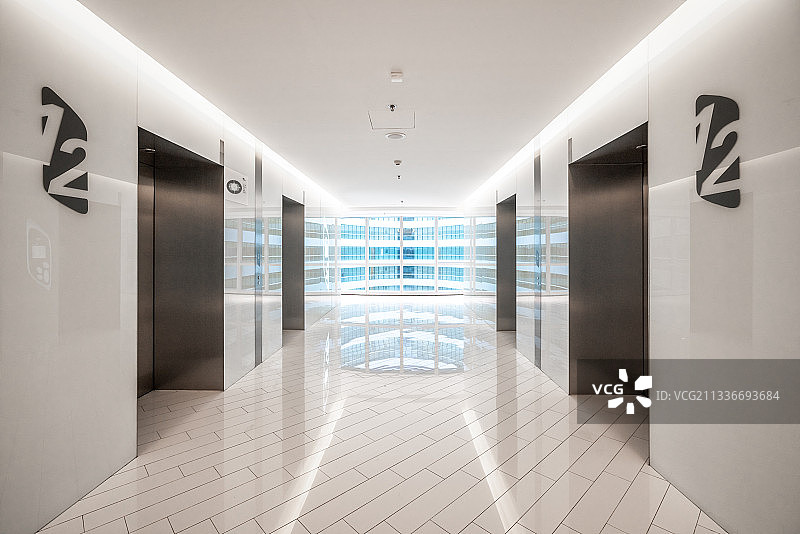 现代城市办公大楼室内电梯大厅图片素材