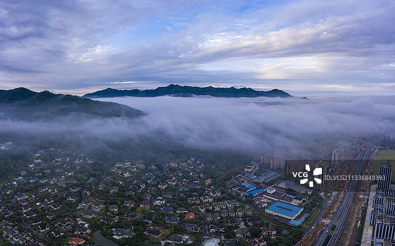 浙江杭州：梅雨季早晨的平流雾图片素材