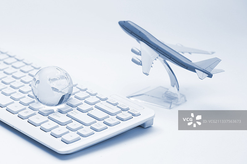 飞机模型和地球仪键盘放在白色背景上图片素材