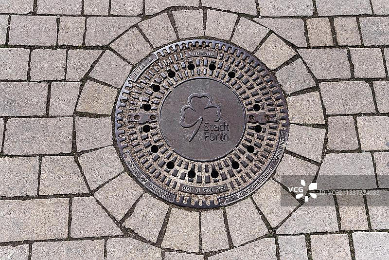 井盖与三叶草，盾徽的城市富尔特，中弗兰科尼亚，德国巴伐利亚，欧洲图片素材