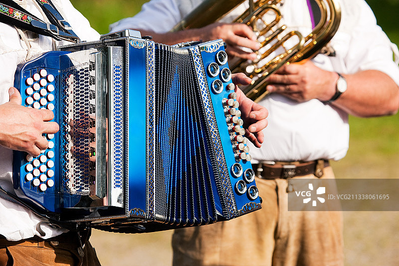 巴伐利亚传统乐队用手风琴和大号演奏行进音乐，只有音乐家的手看得见图片素材