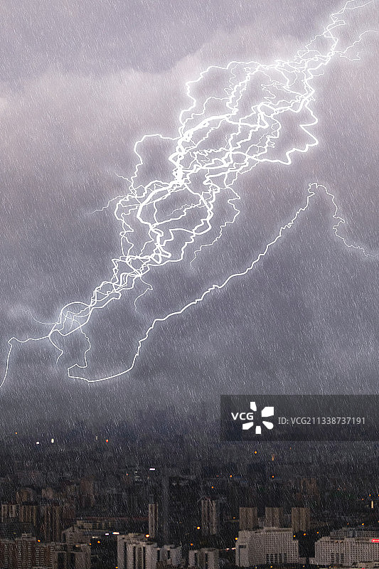 狂风暴雨电闪雷鸣下的极限城市天气图片素材