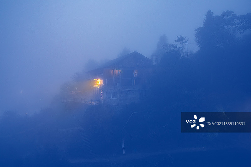 晨雾中的房子图片素材