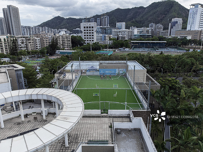 深圳蛇口青少年活动中心位于楼顶的足球场图片素材