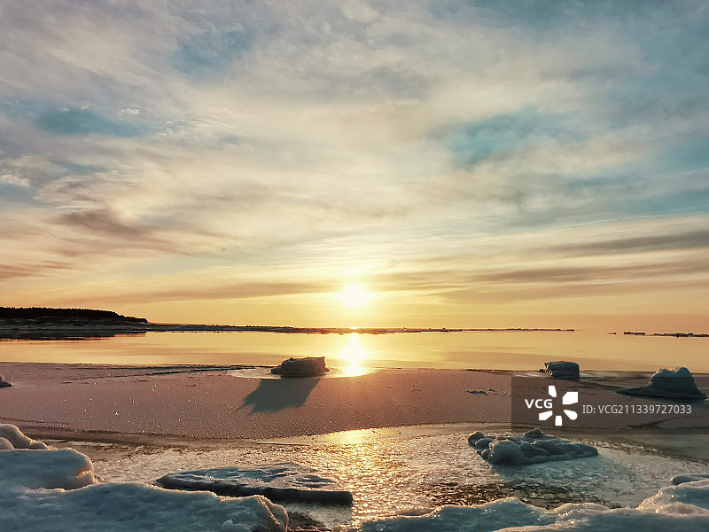 拉脱维亚卡尼卡瓦，日落时天空映衬下的海景图片素材