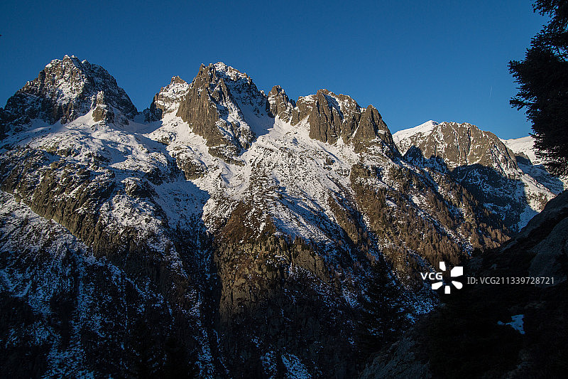 白雪皑皑的山峰映衬着湛蓝的天空图片素材