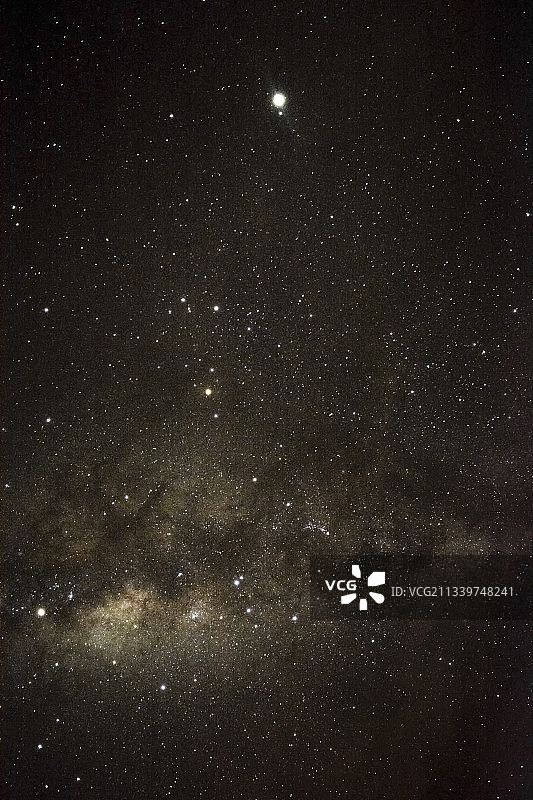 夜空中星星的低角度观图片素材