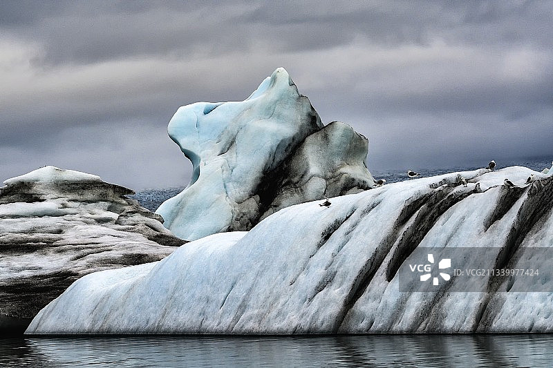 冰岛，天空下结冰的湖图片素材