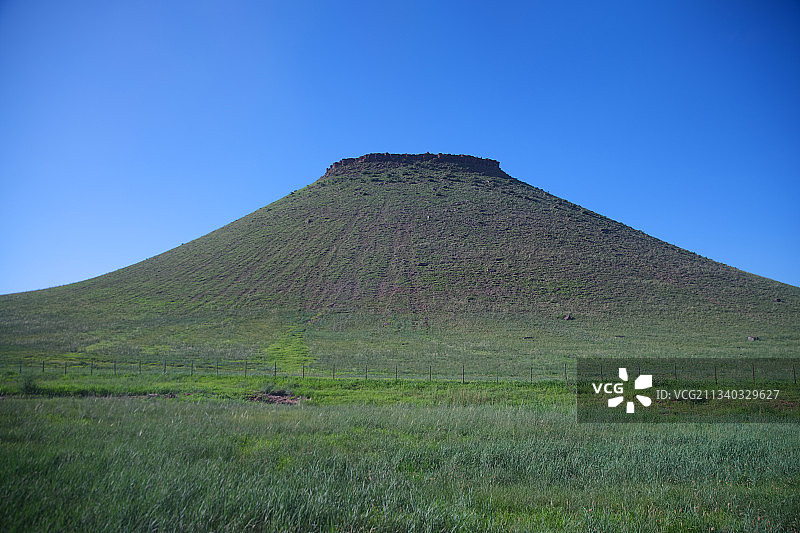 内蒙古锡林郭勒盟草原贝力克牧场境内的火山地质公园平顶山美景。图片素材